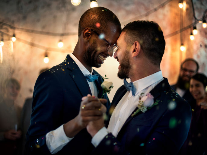 Dos hombres bailando en una boda
